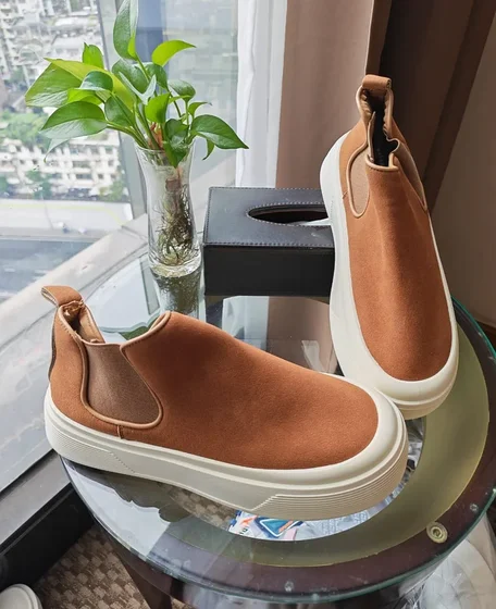 Slip-on daim — Marron, semelle blanche