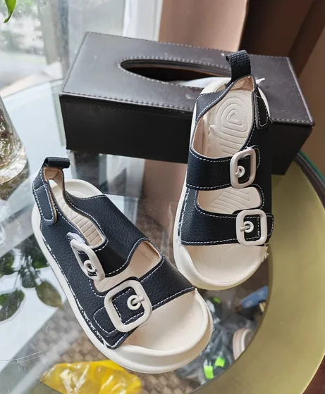 Sandales enfant — Noir à boucles blanches
