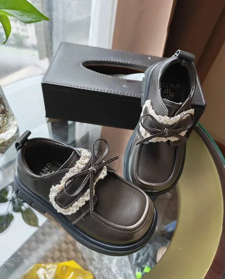 Mocassins enfant — Marron bronze, nœud dentelle