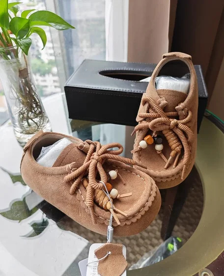 Chaussons bébé — Daim camel, lacets à perles