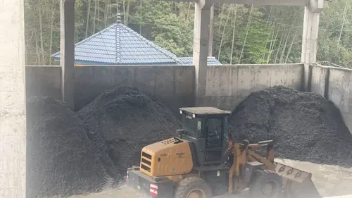 Manutention de matériaux sur un site industriel en Chine