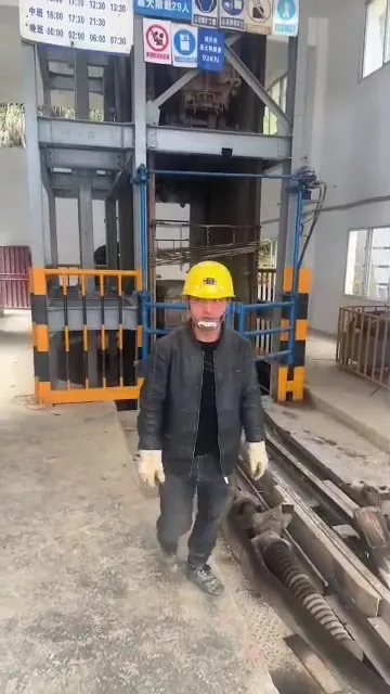 Agent sur site face au mécanisme de treuil à minerai, casque de sécurité
