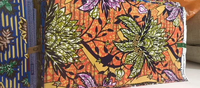 Pagne wax — Fleurs pourpres et feuillage