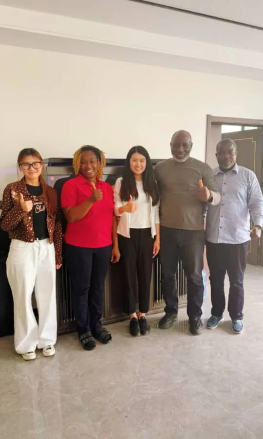 Kaba Mohamed Lamine avec des contacts professionnels en Chine
